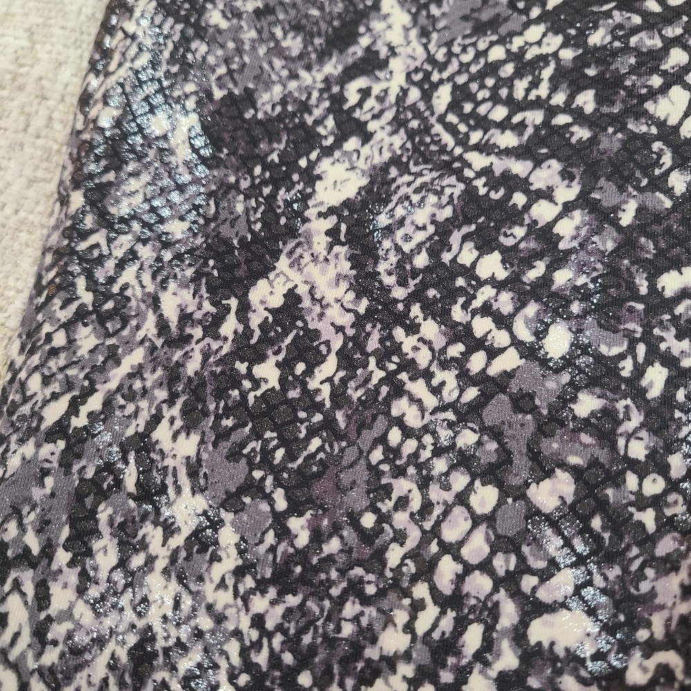 NEW Spanx Faux Leather Snake Skin Shine Leggings Womens Medium Stretch Gray Blk - Picture 6 of 10